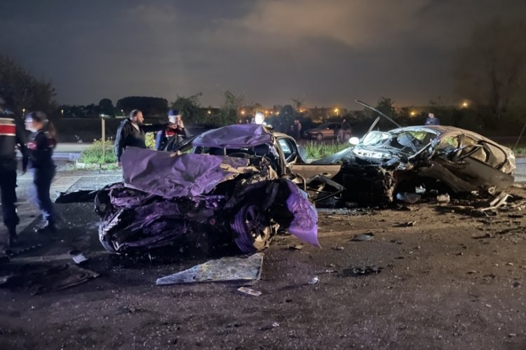 Sakarya'da korkun&ccedil; kaza! Kafa kafaya &ccedil;arpıştılar: 1 &ouml;l&uuml;, 4 yaralı