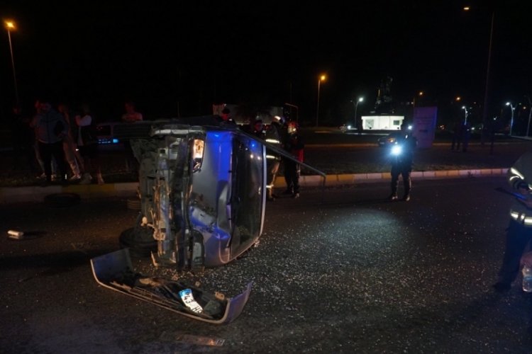 Balıkesir'de minib&uuml;s elektrik direğine &ccedil;arparak takla attı