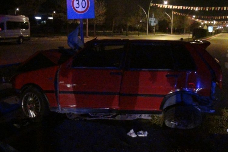 &Ccedil;orum'da hafif ticari ara&ccedil; ile otomobil &ccedil;arpıştı: Yaralılar var