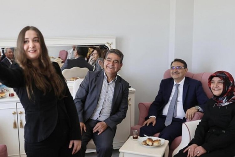 Bakan D&ouml;nmez, evlerine ilk kez doğalgaz bağlanan ailelere konuk oldu