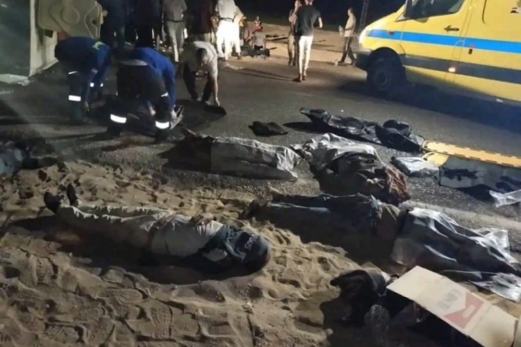 Mısır'da yolcu otob&uuml;s&uuml; kamyona &ccedil;arptı: 14 kişi hayatını kaybetti, 25 yaralı