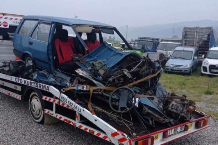 Bursa'da otomobil, TIR ile kafa kafaya &ccedil;arpıştı