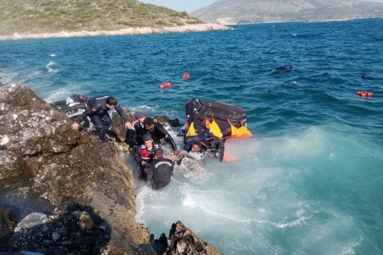Ege'de Yunan unsurları tarafından geri itilen 9 kişinin olduğu tekne battı