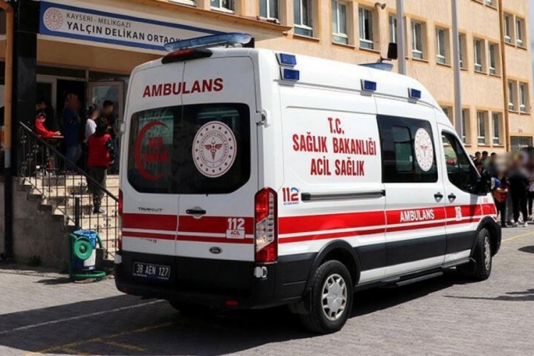 Kayseri'de ortaokul &ouml;ğrencisi okulda arkadaşını bı&ccedil;akladı