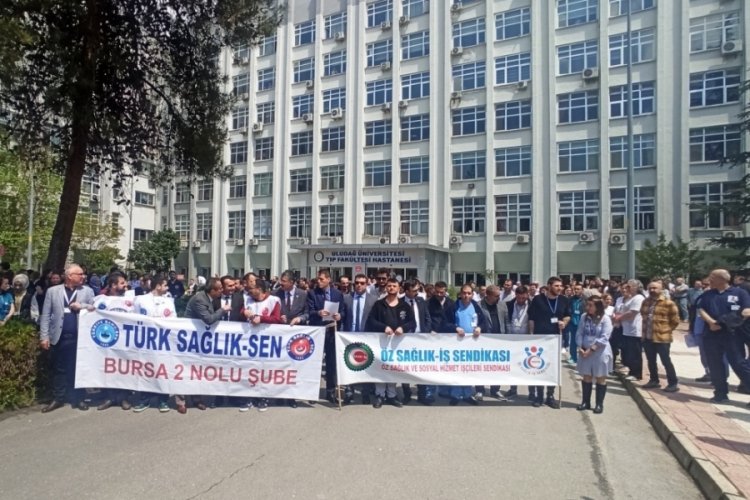 Bursa'da sağlık &ccedil;alışanları Profes&ouml;r Bi&ccedil;er'e yapılan silahlı saldırıyı kınadı