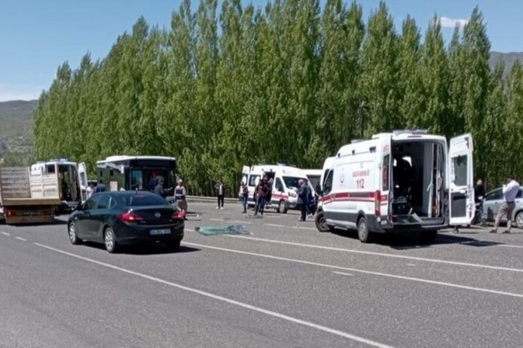 Bing&ouml;l'de halk otob&uuml;s&uuml; ile minib&uuml;s &ccedil;arpıştı: &Ccedil;ok sayıda yaralı