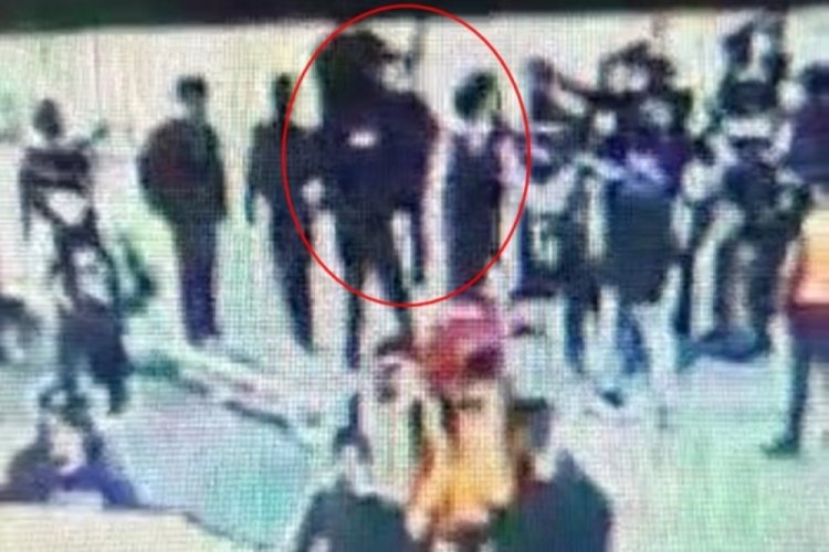 Diyarbakır'da servis şof&ouml;r&uuml;, &ouml;ğrenciyi d&ouml;vd&uuml;! O anlar kamerada