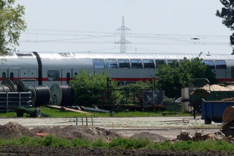 Almanya'da tren demiryolu iş&ccedil;ilerine &ccedil;arptı!