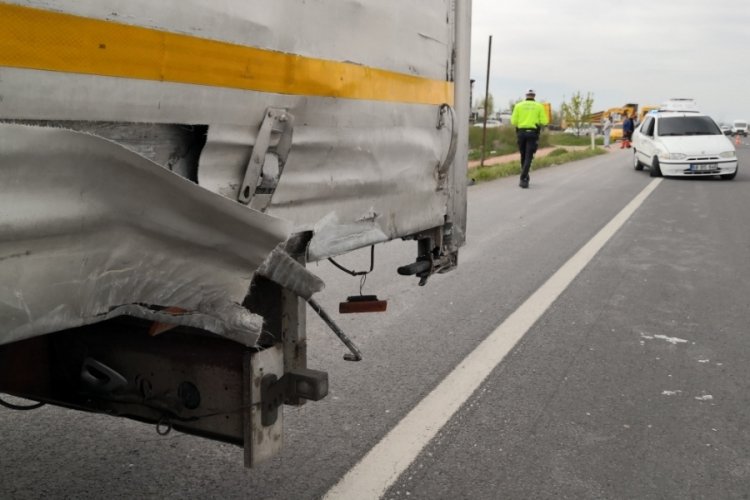Aksaray'da otomobil kamyonete &ccedil;arptı: 2 yaralı