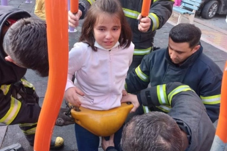 K&uuml;tahya'da parktaki salıncağa sıkışan &ccedil;ocuğu itfaiye kurtardı