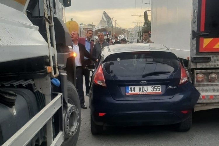 Malatya'da seyir halindeki iki aracın arasına sıkışan otomobil trafiği fel&ccedil; etti
