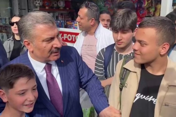 Sağlık Bakanı Fahrettin Koca ile gen&ccedil;ler arasında g&uuml;l&uuml;mseten diyalog