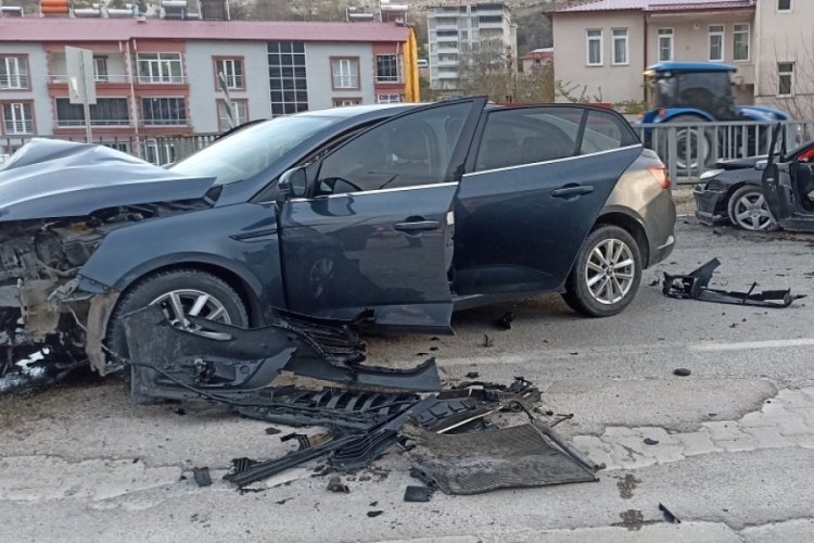 Sivas'ta otomobiller kafa kafaya &ccedil;arpıştı