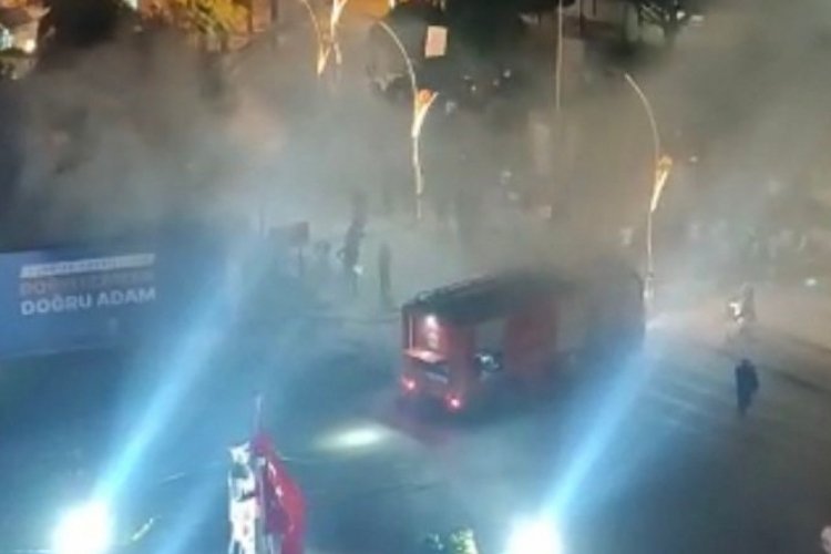 Cengiz Kurtoğlu konserinde yangın &ccedil;ıktı