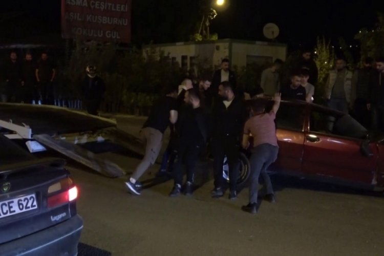 Tokat'ta meraklı kalabalık takla atan aracı el birliğiyle &ccedil;ekiciye y&uuml;kledi