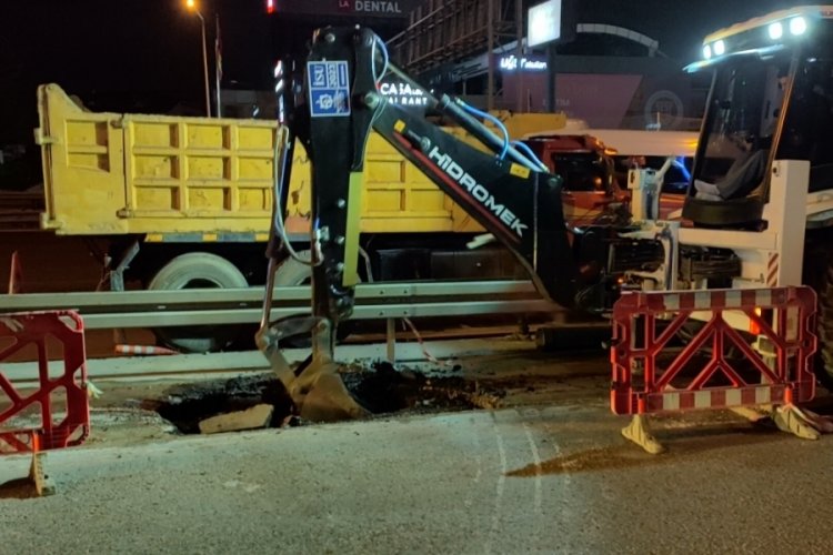 Kocaeli'nde kanalizasyondan kaynaklanan su birikintisi asfaltı &ccedil;&ouml;kertti