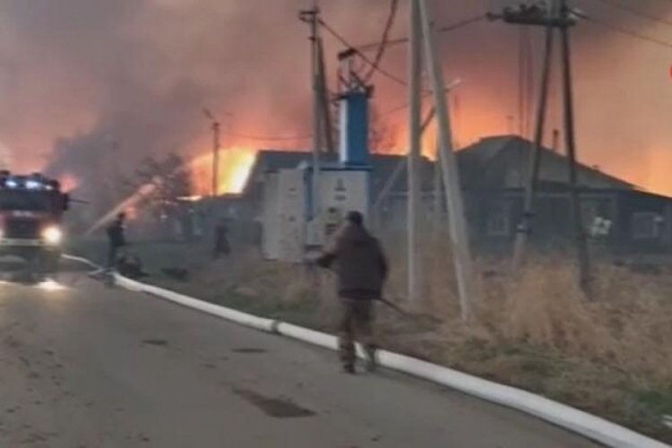 Rusya'da orman yangını 13 eve sı&ccedil;radı