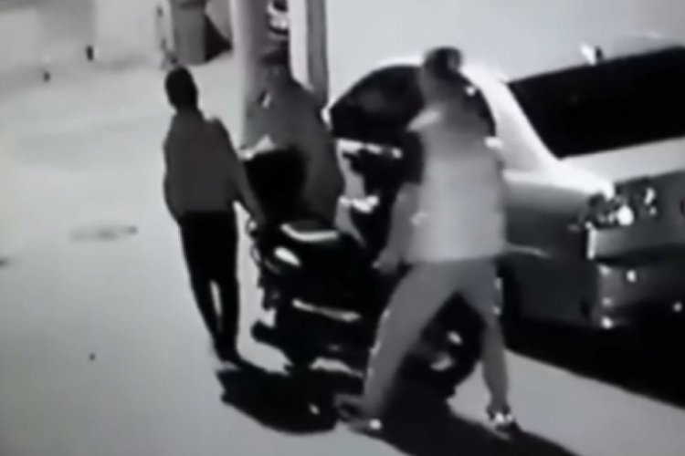 Bursa'da tuhaf hırsızlar! Motosikleti kucaklayarak &ccedil;aldılar