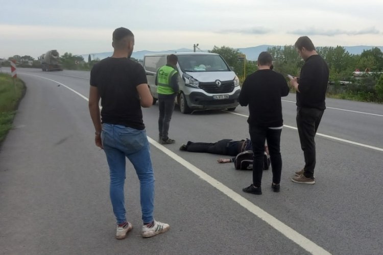 Bursa'da yolun karşısına ge&ccedil;mek isteyen yayaya minib&uuml;s &ccedil;arptı