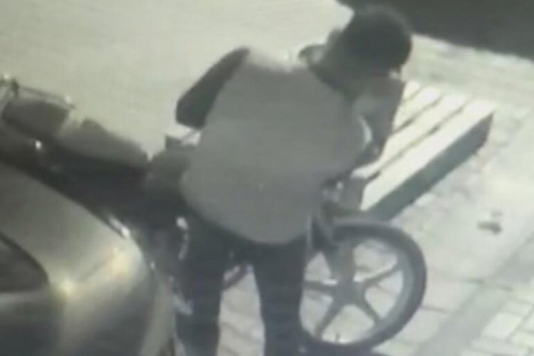 İstanbul'da motosikleti &ccedil;alamaya &ccedil;alıştı başaramayınca parmak izlerini silip ka&ccedil;tı