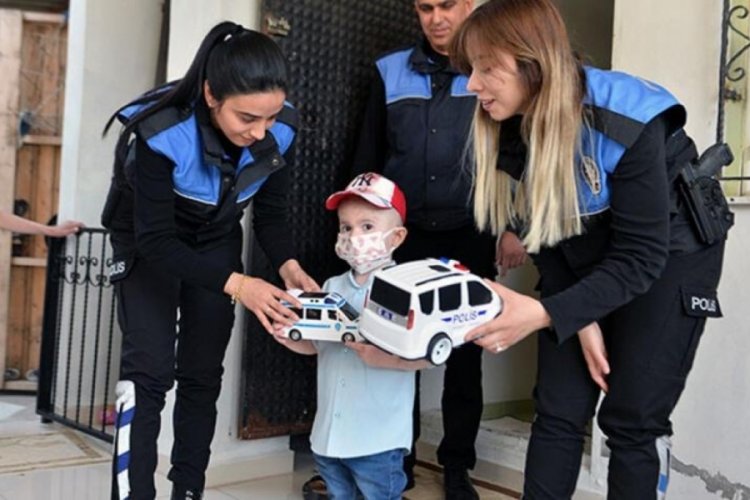 Adana'da hasta yatağında sokaktan ge&ccedil;en her polise el sallayan k&uuml;&ccedil;&uuml;k Bilal'e s&uuml;rpriz