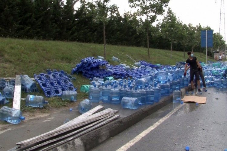 İstanbul'da tırın dorse kapağı a&ccedil;ıldı, onlarca su damacanası yola sa&ccedil;ıldı