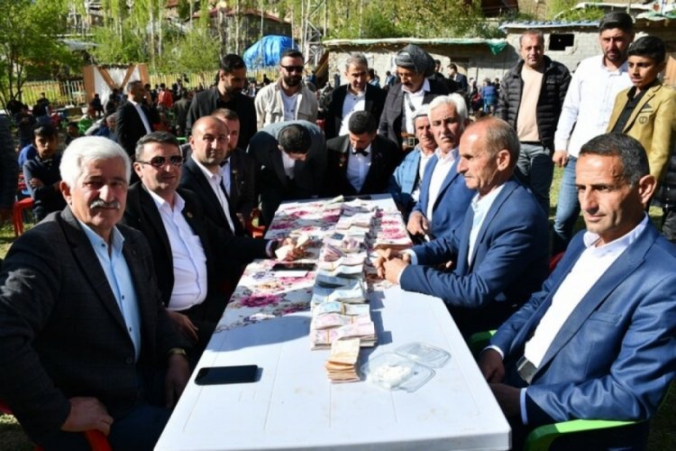 Şırnak'ta 2 g&uuml;n s&uuml;ren aşiret d&uuml;ğ&uuml;n&uuml;nde yarım kilo altın ve 1 milyon lira takıldı!
