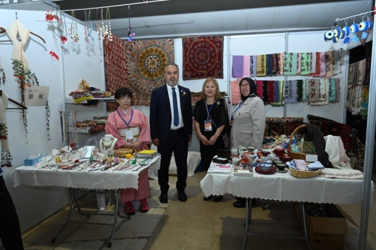 Bursa'da Uluslararası İpek İğne Oyası Festivali yapıldı