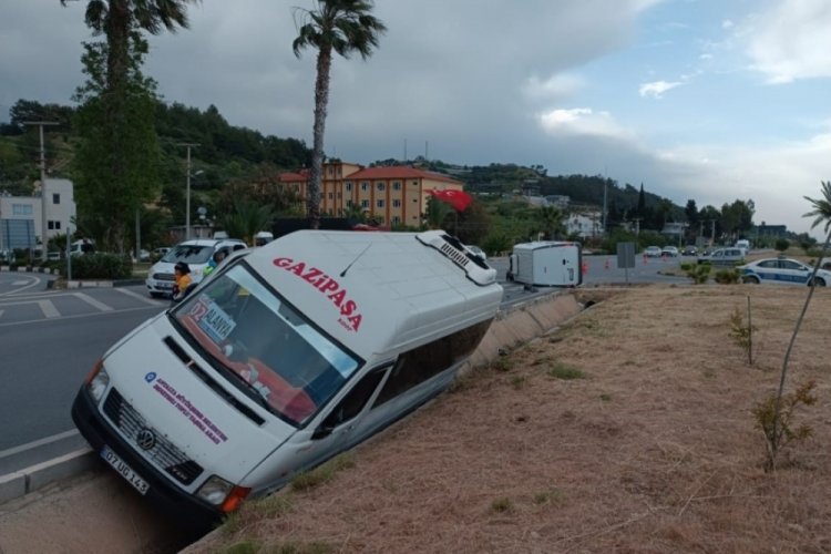 Antalya'da yolcu minib&uuml;s&uuml;yle kamyonet &ccedil;arpıştı: Yaralılar var