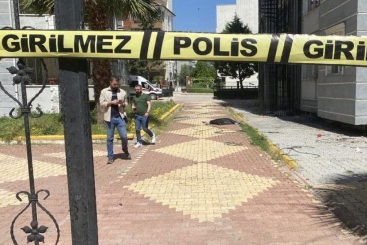 Gen&ccedil; kızın site bah&ccedil;esinde cesedi bulundu
