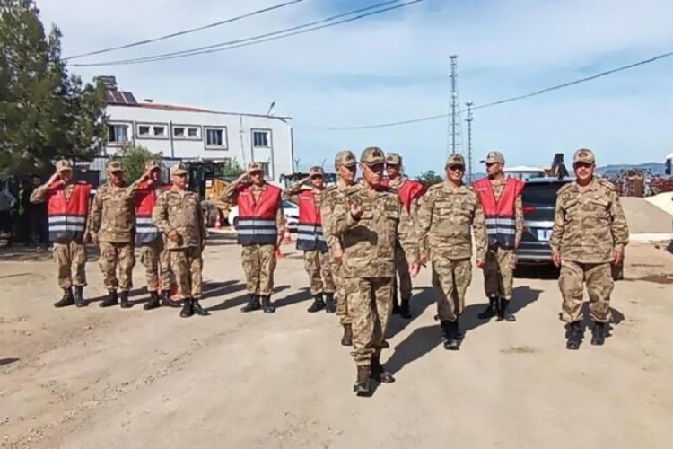 Jandarma Genel Komutanı Orgeneral &Ccedil;etin, depremin vurduğu İslahiye'de
