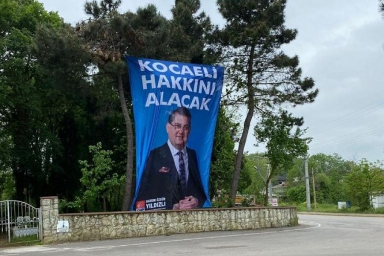 Kocaeli'de CHP milletvekili adayının se&ccedil;im afişi mezarlığa asıldı