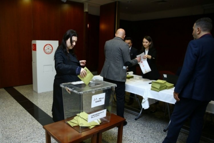 İran'da T&uuml;rkiye'deki genel se&ccedil;imler i&ccedil;in oy verme işlemi yapılıyor