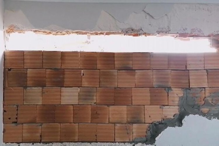 İstanbul'da yıkım sırasında berber d&uuml;kkanının duvarı delindi
