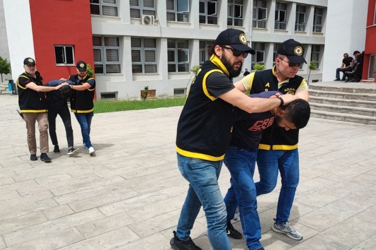 Adana'da &Ouml;mer &Ccedil;elik'in se&ccedil;im b&uuml;rosuna sığınan şahsı yaralayan iki kişi yakalandı