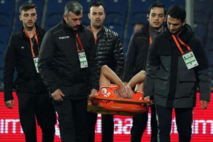 Başakşehir'e Galatasaray ma&ccedil;ı &ouml;ncesi yıldız futbolcudan k&ouml;t&uuml; haber!