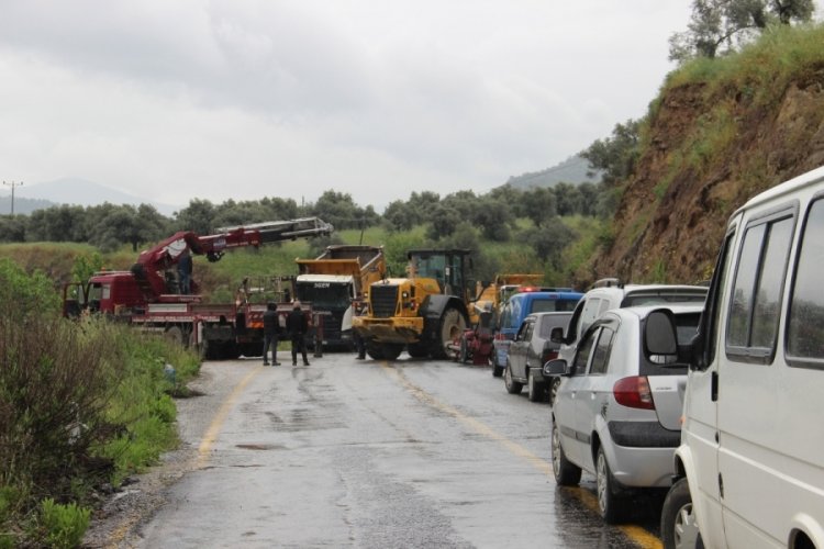 Aydın'da kamyon şof&ouml;r&uuml;n&uuml;n acelesi, trafiği fel&ccedil; etti