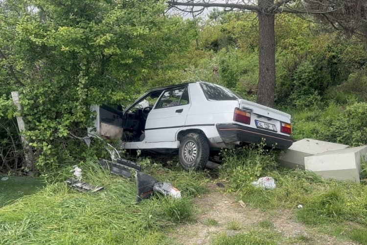İstanbul'da s&uuml;r&uuml;c&uuml;s&uuml;n&uuml;n kontrol&uuml;nden &ccedil;ıkan otomobil durağa daldı