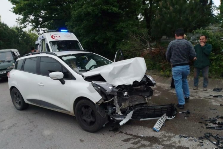 Zonguldak'ta kavşakta kafa kafaya &ccedil;arpıştılar: 4 yaralı