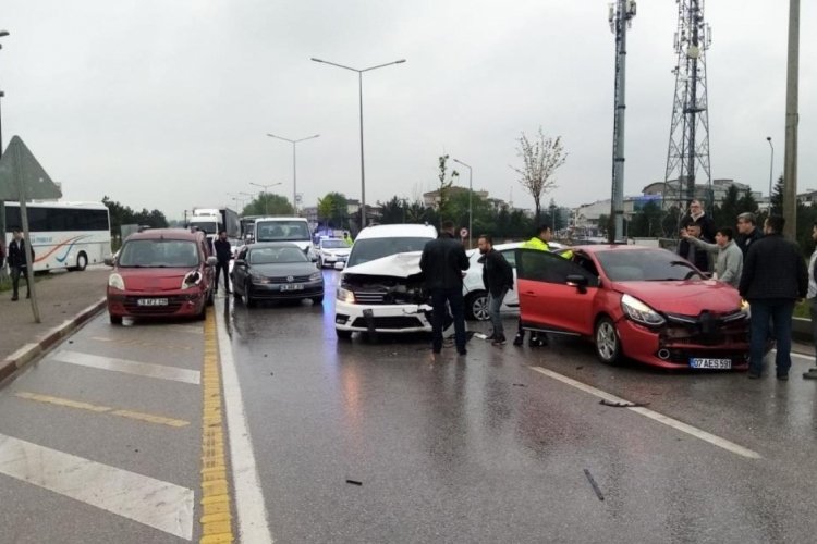 Bursa'da 7 ara&ccedil; birbirine girdi: 2 yaralı