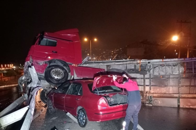 Zonguldak'ta odun y&uuml;kl&uuml; tır yola devrildi: 1 yaralı