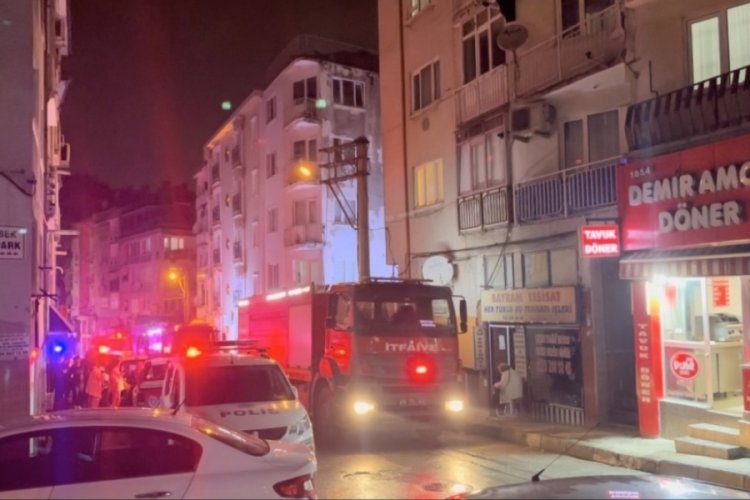 Bursa'nın merkezinde 5 katlı apartmanın &ccedil;atı katında yangın!