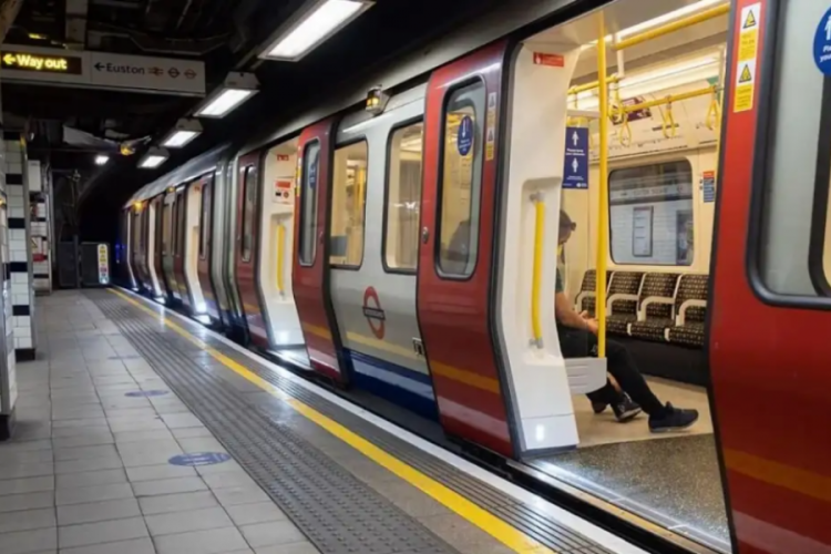 İngiltere'de Londra Metrosu'nda duman paniği