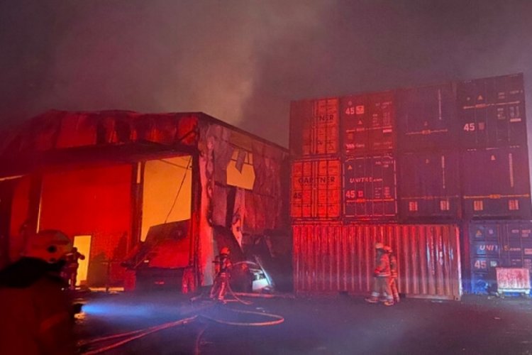 İstanbul'da lojistik deposunda yangın &ccedil;ıktı