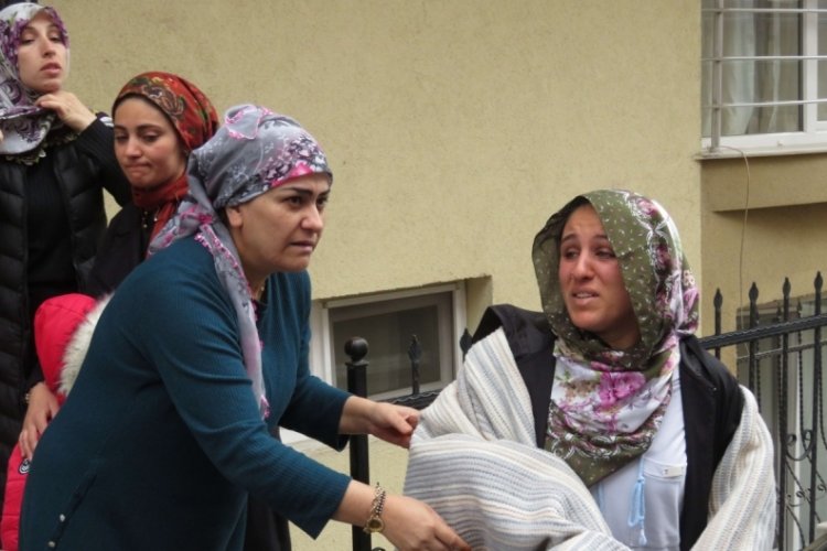 İstanbul'da yangın &ccedil;ıkan dairede oturan kişiye saldırdılar