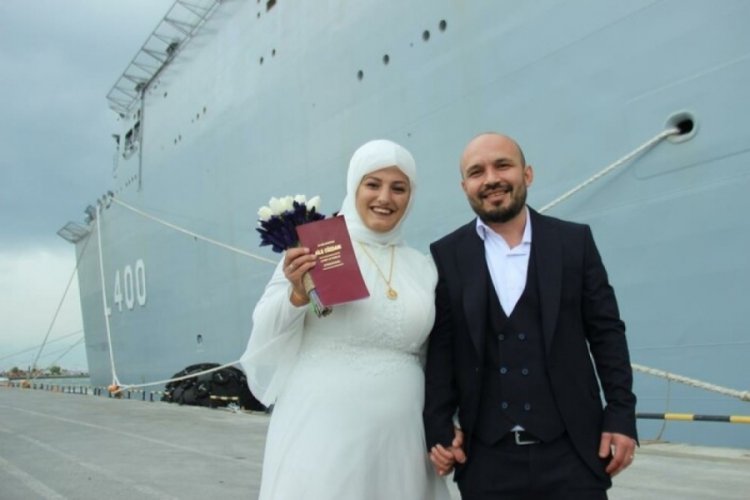 İzmir'e TCG Anadolu, gelin ve damadın dış &ccedil;ekimi i&ccedil;in kullanıldı