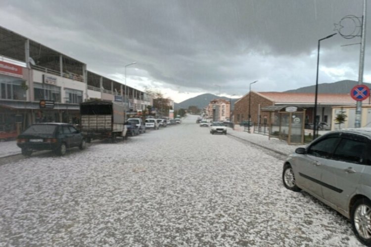 Denizli'ye ceviz b&uuml;y&uuml;kl&uuml;ğ&uuml;nde dolu yağdı: B&uuml;y&uuml;k hasar verdi