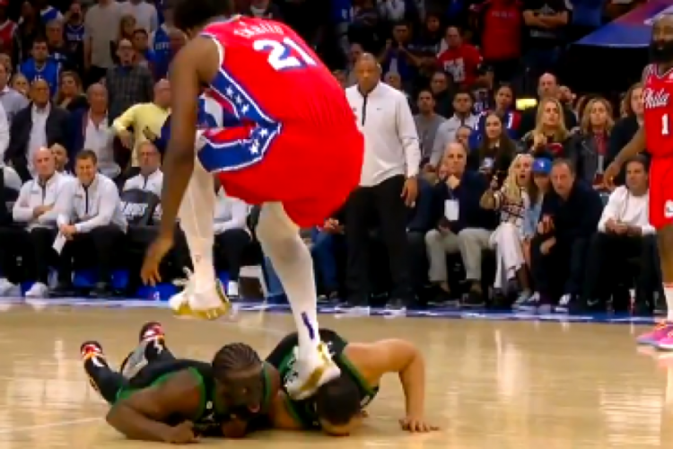Joel Embiid, ma&ccedil; sırasında Grant Williams'ın kafasına bastı