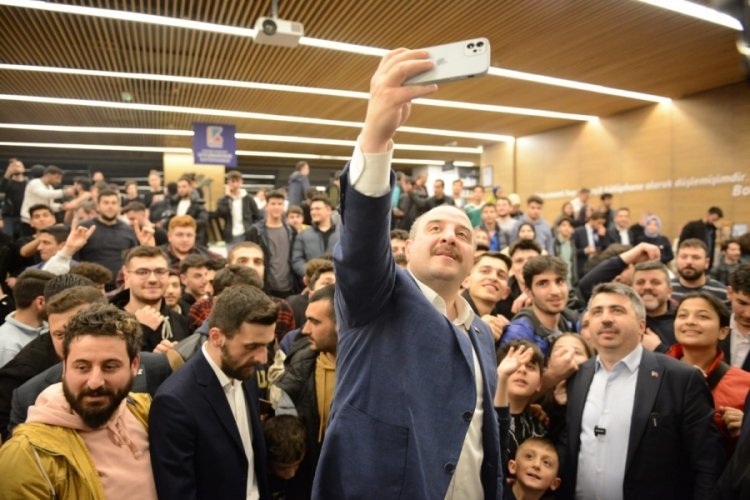 Bakan Varank, Yıldırım'ın 'Uyumayan K&uuml;t&uuml;phanesi'nde gen&ccedil;lerle buluştu