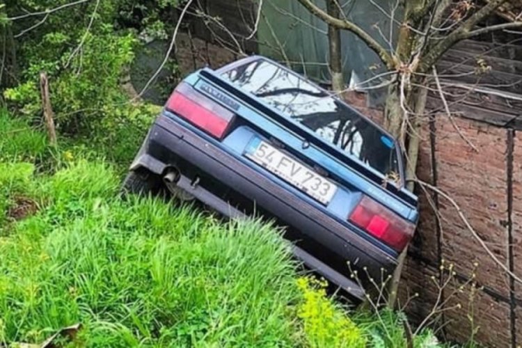 Sakarya'da seyir halindeyken kapısı a&ccedil;ılan ara&ccedil; devrildi